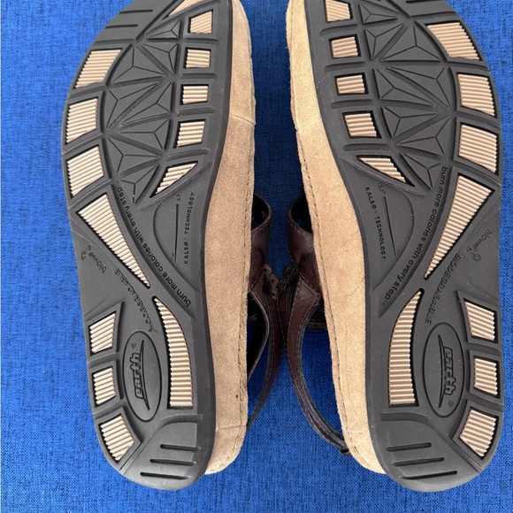 Earth Gladiola Brown Leather Sandals - Picture 3 of 4